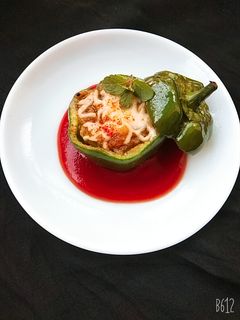 स्टफ चीज़ी कैप्सिकम (Stuff cheese capsicum recipe in hindi) रेसिपी मुख्य फोटो
