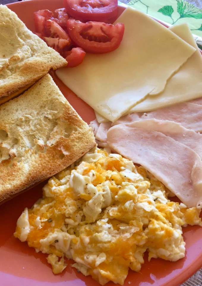 Una foto de Desayuno consistente de domingo