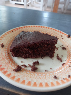 Una foto de Bizcochuelo de chocolate esponjoso y muy rico🍫🥧