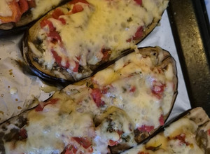 Фото Баклажаны запеченые с курицей, помидорами и сыром.