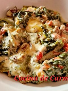 Una foto de Acelgas con frutos secos a la crema de queso