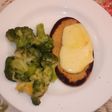 Brócoli cremoso con milanesa de soja y queso