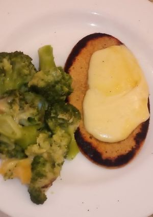 Una foto de Brócoli cremoso con milanesa de soja y queso