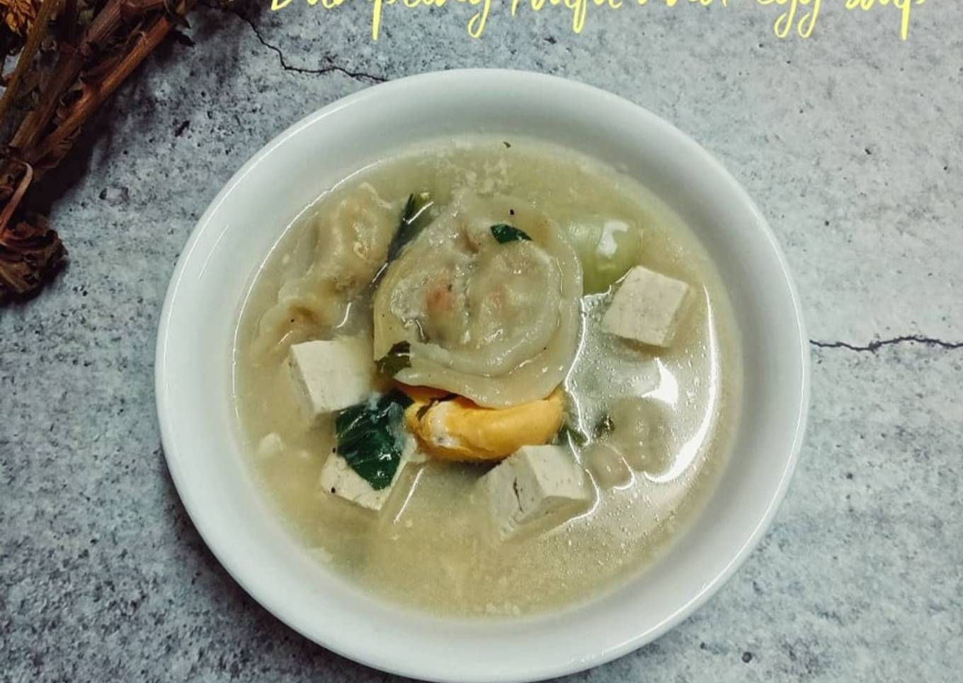 Sup dengan tahu dan telur