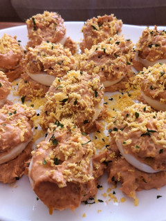 Una foto de Huevos rellenos de gambas al ajillo y atún