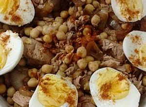 Una foto de Ensalada templada de garbanzos con cebollas caramelizadas y atún