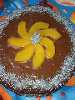 Una foto de Bizcochuelo con cobertura de chocolate y duraznos