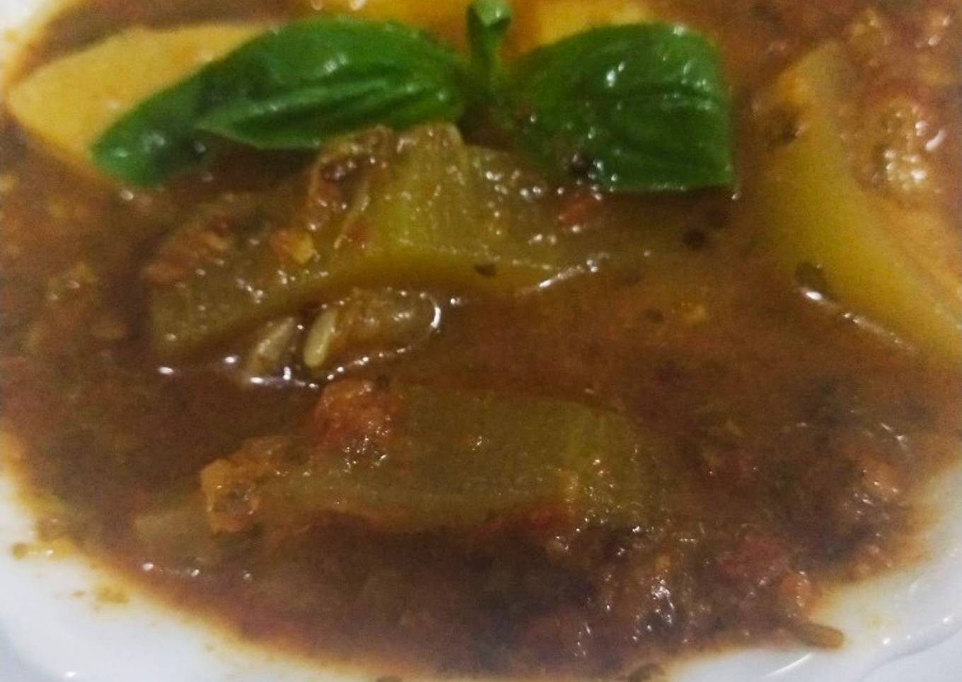 Doodhi alu sabji in garlic green masala gravy!!