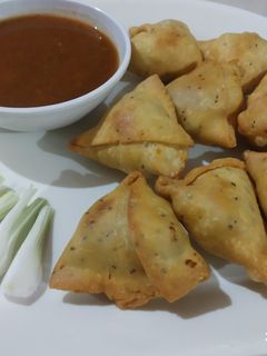 સમોસા (Samosa Recipe In Gujarati) રેસીપી મુખ્ય ફોટો
