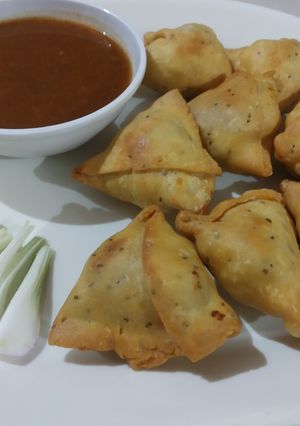 સમોસા (Samosa Recipe In Gujarati) રેસીપી મુખ્ય ફોટો