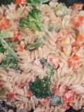 Pasta con verduras en salsa de queso