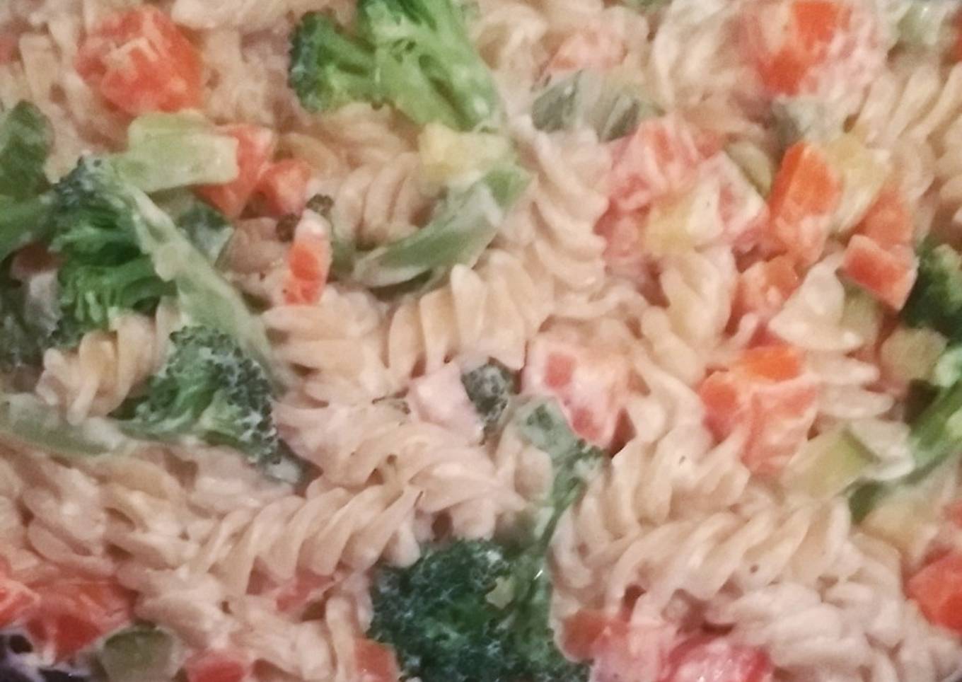 Pasta con verduras en salsa de queso