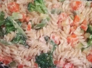 Una foto de Pasta con verduras en salsa de queso