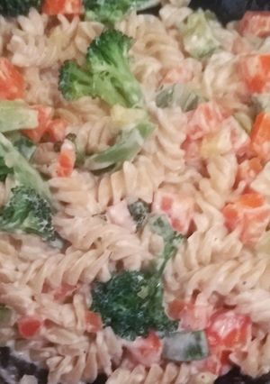 Una foto de Pasta con verduras en salsa de queso