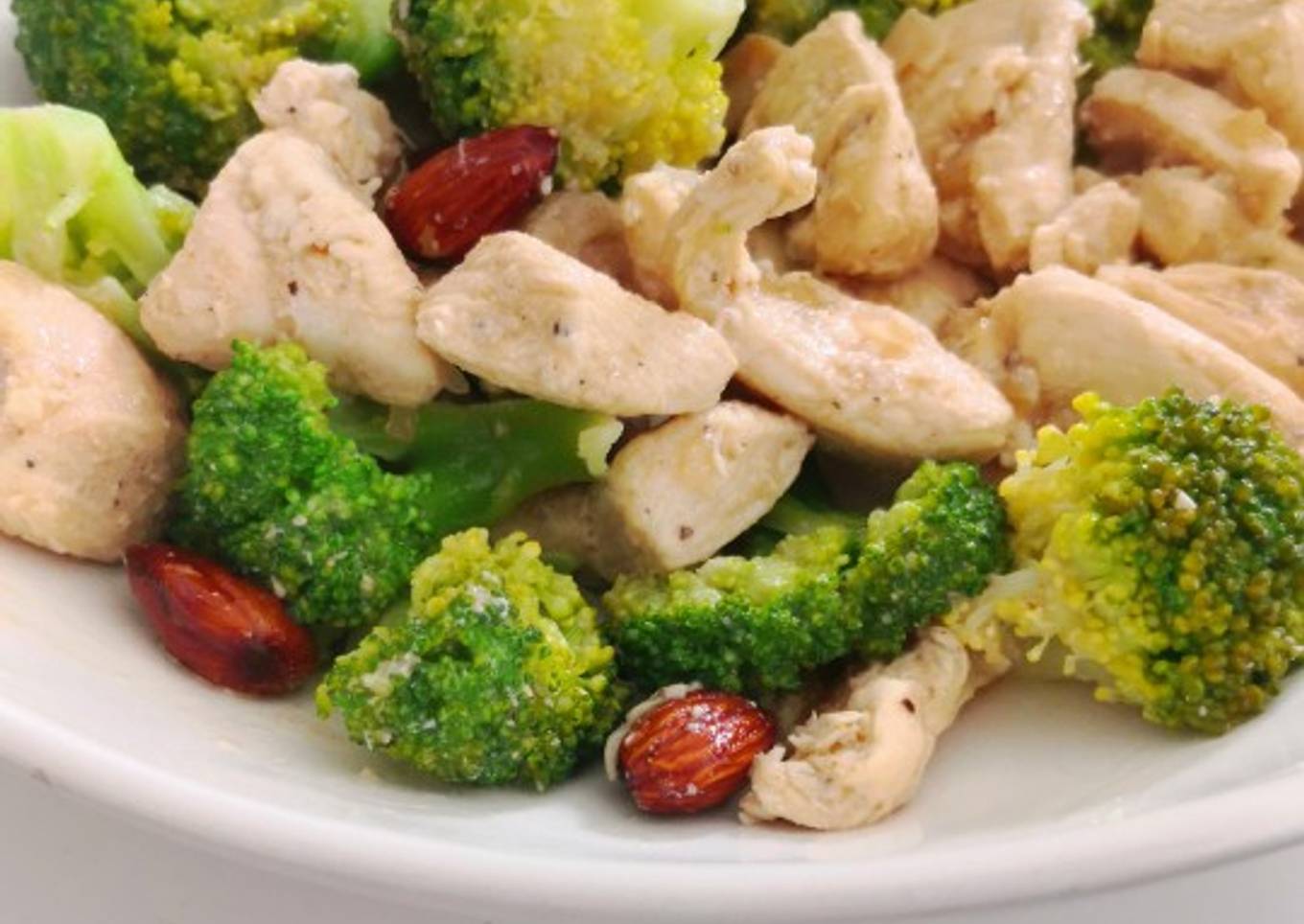 Pechuga de pollo con brócoli, manzana y almendras