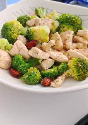 Una foto de Pechuga de pollo con brócoli, manzana y almendras