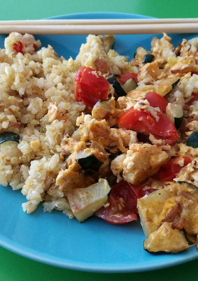 Una foto de Quinoa con arroz integral y verduras