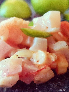 Una foto de Ceviche de langostinos y pez espada