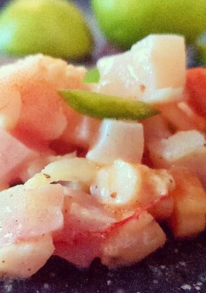 Una foto de Ceviche de langostinos y pez espada