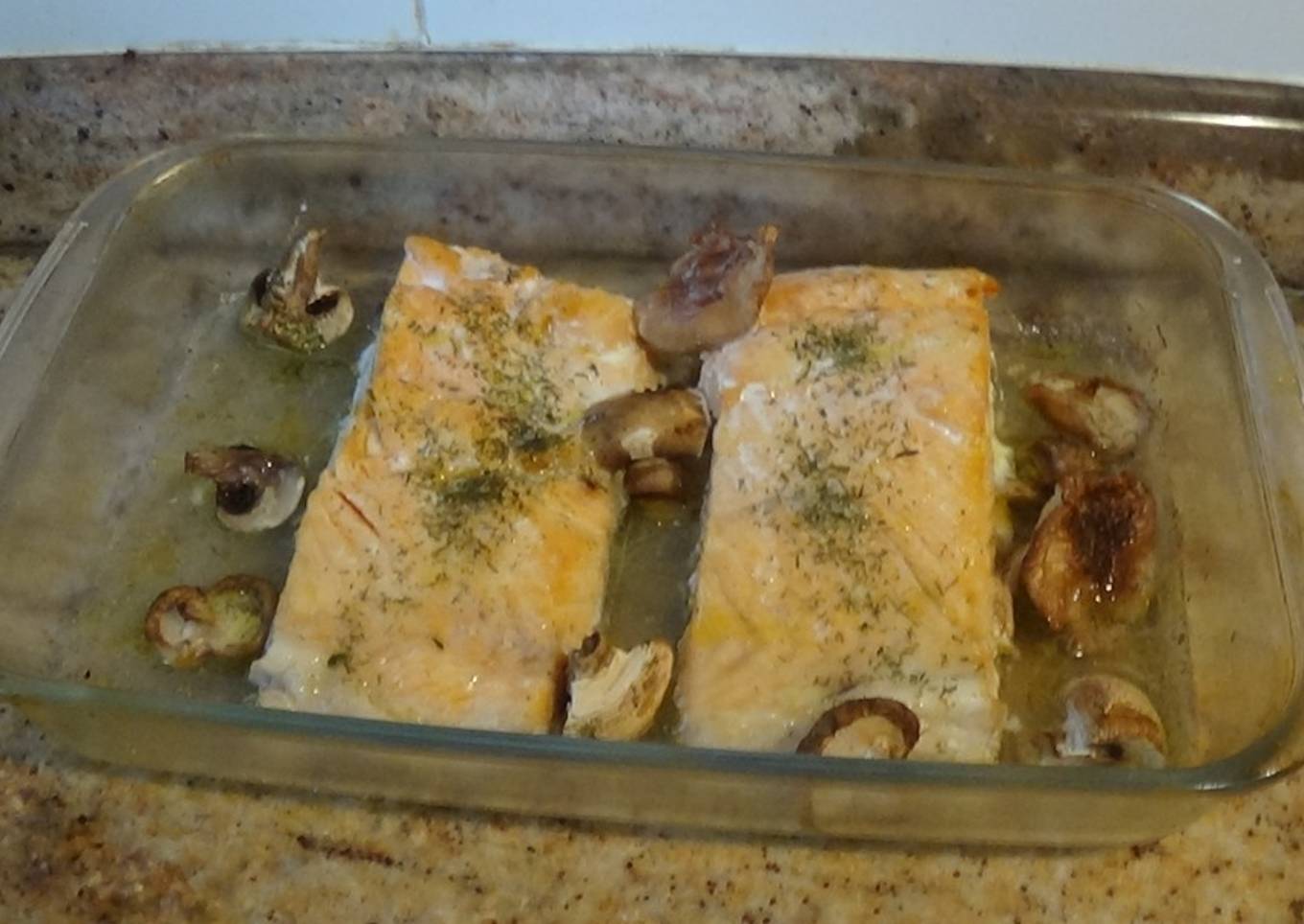 Salmón al horno con champiñones