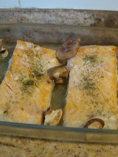 Una foto de Salmón al horno con champiñones