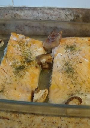 Una foto de Salmón al horno con champiñones