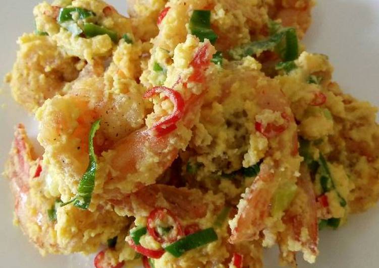 Udang Goreng Telur Masin - Minyak dan mentega tadi perlu dikacau terus