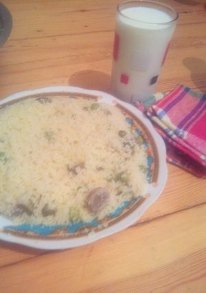 A picture of Algerian Mesfouf with Yogurt.