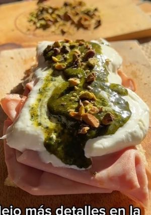 Una foto de Focaccia de mortadella y burrata con pesto de pistacho