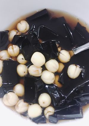 A picture of Chè Hạt Sen with Grass Jelly.