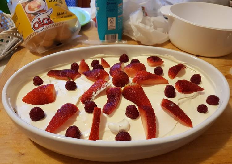 Dolce tiramisù con fragole e lamponi