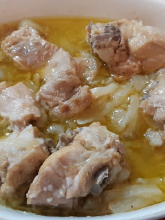 Una foto de Conejo encebollado