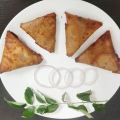 A picture of Crispy fritters onion samosa.