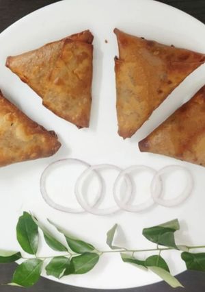 A picture of Crispy fritters onion samosa.
