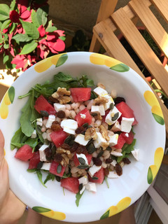 Una foto de Ensalada fresca de alubias y sandía🍉