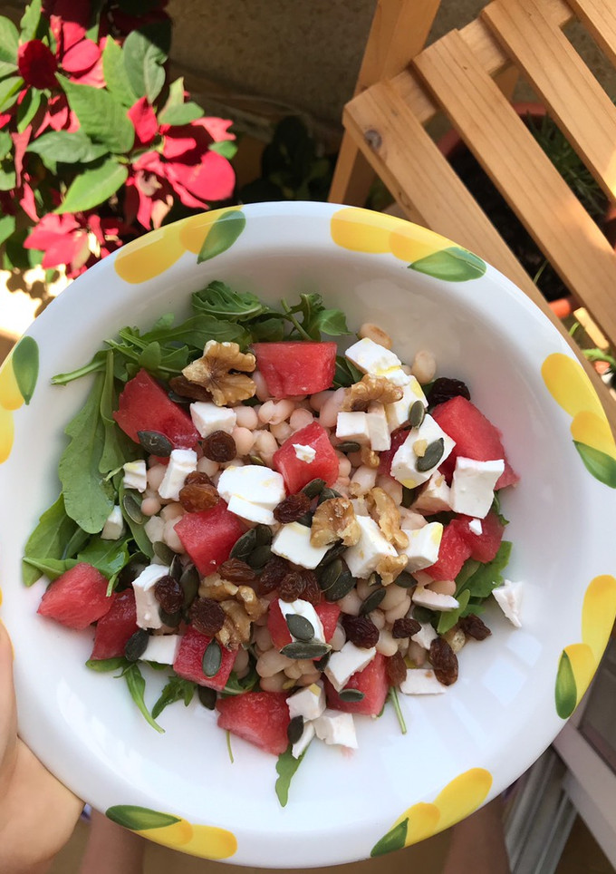 Una foto de Ensalada fresca de alubias y sandía🍉