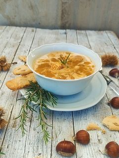 Foto di Vellutata di zucca con castagne e crema di latte