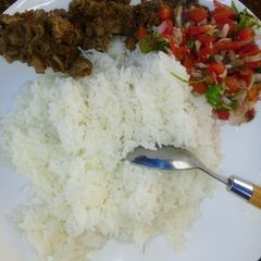 A picture of Rice,matumbo and kachumbari.