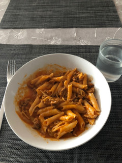 Una foto de Macarrones integrales con carne y tomate frito natural
