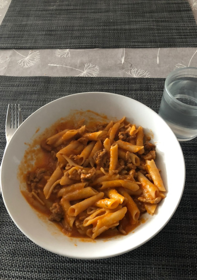 Una foto de Macarrones integrales con carne y tomate frito natural