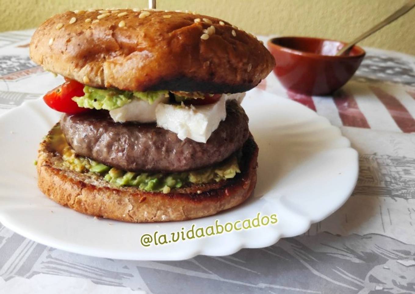 Hamburguesa con queso de cabra y bbq de miel