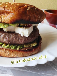 Una foto de Hamburguesa con queso de cabra y bbq de miel