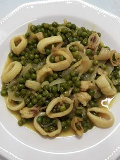 Una foto de Guiso de calamares con guisantes