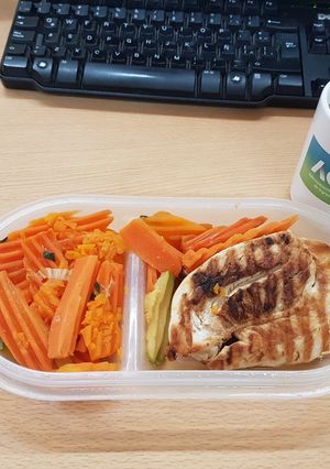 Una foto de Pollo a la plancha con vegetales