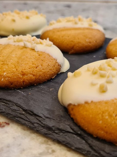 Una foto de Galletas de mantequilla con chocolate blanco y almendra