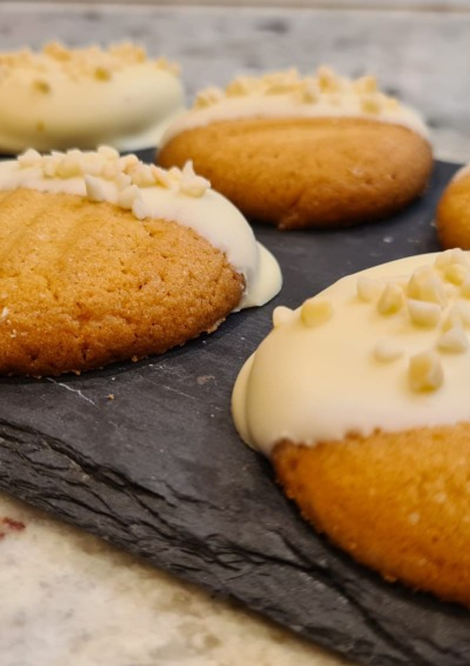 Una foto de Galletas de mantequilla con chocolate blanco y almendra