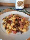 Gnocchi con farina di ceci ai funghi e lonzino