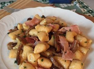 Foto di Gnocchi con farina di ceci ai funghi e lonzino