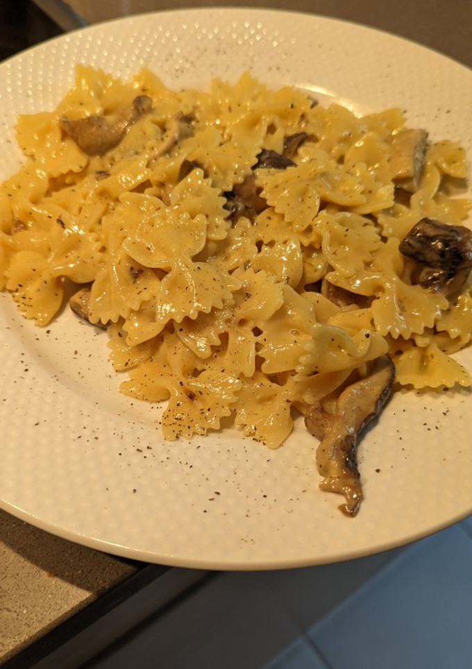 Una foto de Carbonara con shiitake