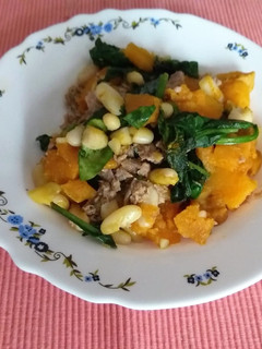Una foto de Salteado de Boniato, Espinacas y Alubias con Atún